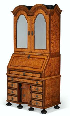 A WILLIAM AND MARY PEWTER-MOUNTED STAINED FIELD MAPLE, YEWWOOD AND OAK BUREAU CABINET - Foto 5