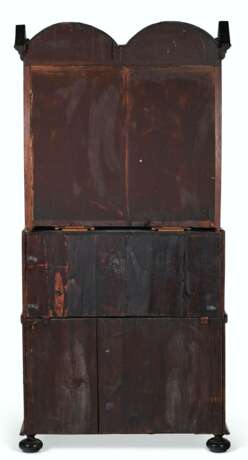 A WILLIAM AND MARY PEWTER-MOUNTED STAINED FIELD MAPLE, YEWWOOD AND OAK BUREAU CABINET - Foto 7