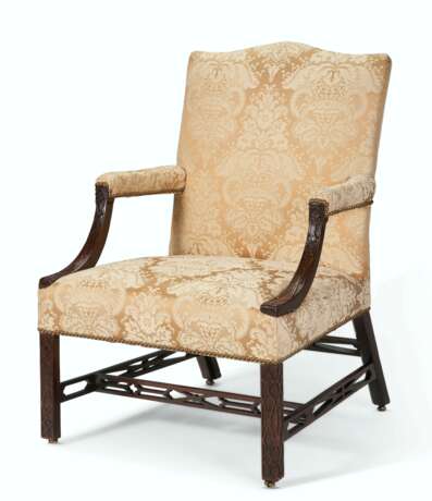 A PAIR OF EARLY GEORGE III MAHOGANY LIBRARY ARMCHAIRS - Foto 2