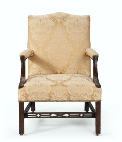 A PAIR OF EARLY GEORGE III MAHOGANY LIBRARY ARMCHAIRS - фото 3