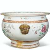 A LARGE CHINESE EXPORT FAMILLE ROSE PORCELAIN FISHBOWL - photo 2