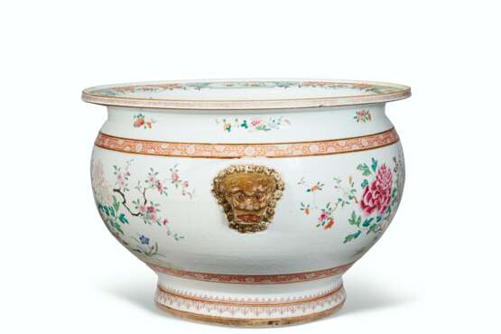 A LARGE CHINESE EXPORT FAMILLE ROSE PORCELAIN FISHBOWL - фото 3