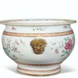 A LARGE CHINESE EXPORT FAMILLE ROSE PORCELAIN FISHBOWL - Foto 3