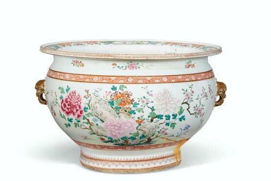 A LARGE CHINESE EXPORT FAMILLE ROSE PORCELAIN FISHBOWL - фото 4