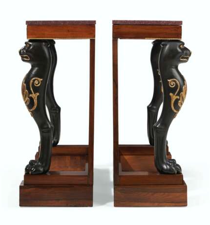A PAIR OF REGENCY ORMOLU-MOUNTED INDIAN ROSEWOOD, BRONZED AND PARCEL-GILT CONSOLE TABLES - Foto 3