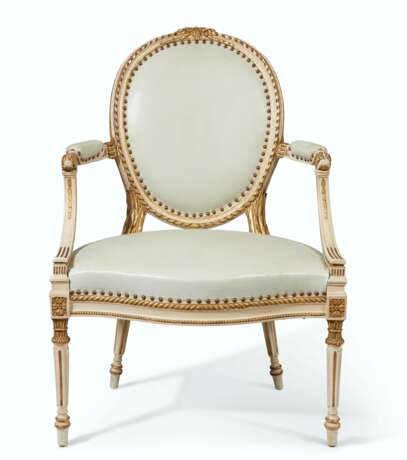 Linnell, John. A SET OF TWELVE WHITE-PAINTED AND PARCEL-GILT DINING CHAIRS - Foto 2