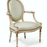 Linnell, John. A SET OF TWELVE WHITE-PAINTED AND PARCEL-GILT DINING CHAIRS - Foto 3