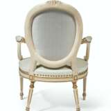 Linnell, John. A SET OF TWELVE WHITE-PAINTED AND PARCEL-GILT DINING CHAIRS - Foto 5