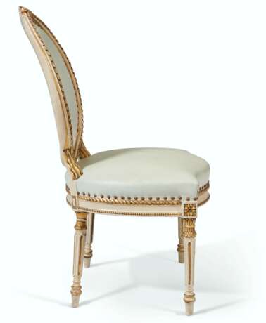 Linnell, John. A SET OF TWELVE WHITE-PAINTED AND PARCEL-GILT DINING CHAIRS - Foto 9