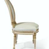 Linnell, John. A SET OF TWELVE WHITE-PAINTED AND PARCEL-GILT DINING CHAIRS - Foto 9