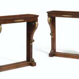 A PAIR OF REGENCY ORMOLU-MOUNTED BURR YEW CONSOLE TABLES - Foto 1
