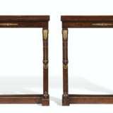 A PAIR OF REGENCY ORMOLU-MOUNTED BURR YEW CONSOLE TABLES - Foto 2