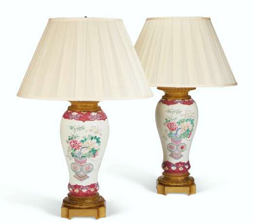 A MATCHED PAIR OF CHINESE EXPORT FAMILLE ROSE PORCELAIN VASES, MOUNTED AS LAMPS - photo 2