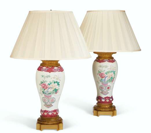 A MATCHED PAIR OF CHINESE EXPORT FAMILLE ROSE PORCELAIN VASES, MOUNTED AS LAMPS - фото 2