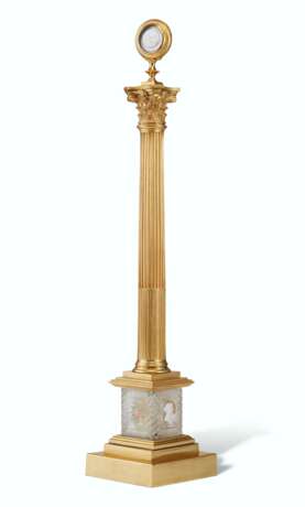 AN EARLY VICTORIAN ORMOLU AND SULPHIDE GLASS COMMEMORATIVE COLUMN - Foto 1
