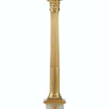 AN EARLY VICTORIAN ORMOLU AND SULPHIDE GLASS COMMEMORATIVE COLUMN - Foto 2