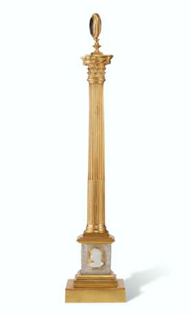AN EARLY VICTORIAN ORMOLU AND SULPHIDE GLASS COMMEMORATIVE COLUMN - Foto 4
