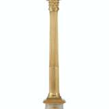 AN EARLY VICTORIAN ORMOLU AND SULPHIDE GLASS COMMEMORATIVE COLUMN - Foto 5
