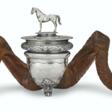 AN EDWARDIAN SILVER AND RAM HORN PRESENTATION LARGE SNUFF MULL - Prix ​​des enchères