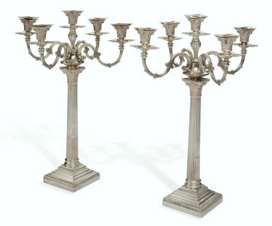 A PAIR OF VICTORIAN SILVER TWO OR FIVE-LIGHT CANDELABRA - Foto 1
