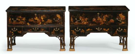 A PAIR OF GEORGE II BLACK, GILT AND SCARLET CHINESE LACQUER AND JAPANNED CHESTS - photo 2