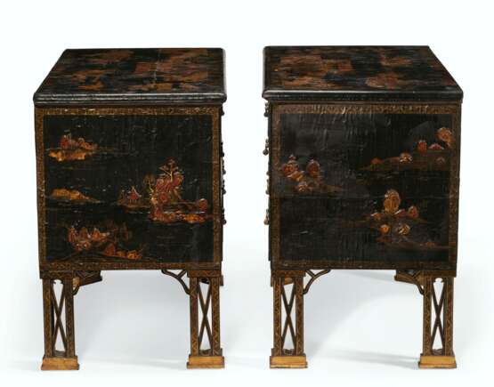 A PAIR OF GEORGE II BLACK, GILT AND SCARLET CHINESE LACQUER AND JAPANNED CHESTS - photo 3