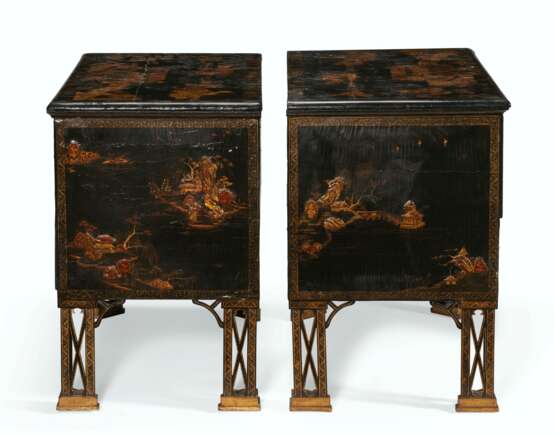 A PAIR OF GEORGE II BLACK, GILT AND SCARLET CHINESE LACQUER AND JAPANNED CHESTS - Foto 4