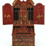 A QUEEN ANNE SCARLET, BLACK AND GILT JAPANNED BUREAU-CABINET - фото 2