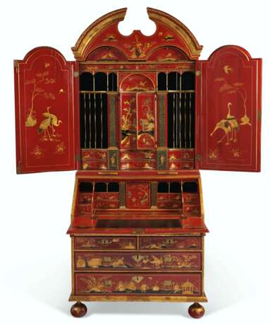 A QUEEN ANNE SCARLET, BLACK AND GILT JAPANNED BUREAU-CABINET - фото 2