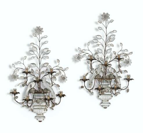 Bagues, Maison. A PAIR OF CUT, PRESSED AND FOIL-BACK GLASS AND GILT-METAL SEVEN LIGHT WALL LIGHTS - Foto 1