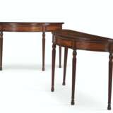 A PAIR OF LATE GEORGE III MAHOGANY DEMILUNE SIDE TABLES - Foto 1