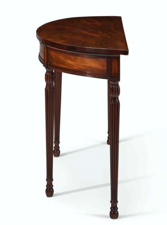 A PAIR OF LATE GEORGE III MAHOGANY DEMILUNE SIDE TABLES - Foto 4