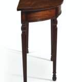 A PAIR OF LATE GEORGE III MAHOGANY DEMILUNE SIDE TABLES - Foto 5