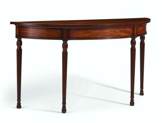 A PAIR OF LATE GEORGE III MAHOGANY DEMILUNE SIDE TABLES - Foto 6