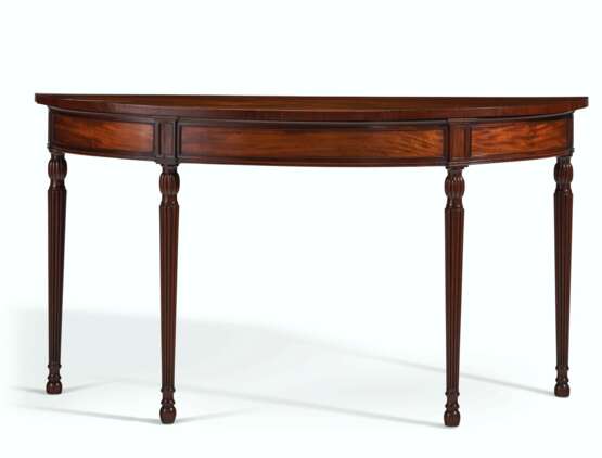 A PAIR OF LATE GEORGE III MAHOGANY DEMILUNE SIDE TABLES - Foto 7