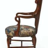 A GEORGE I WALNUT SHEPHERD'S CROOK ARMCHAIR - Foto 3