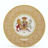 A WORCESTER (FLIGHT, BARR & BARR) PORCELAIN ARMORIAL PEACH-GROUND PLATE FROM 'THE STOWE SERVICE' - фото 1
