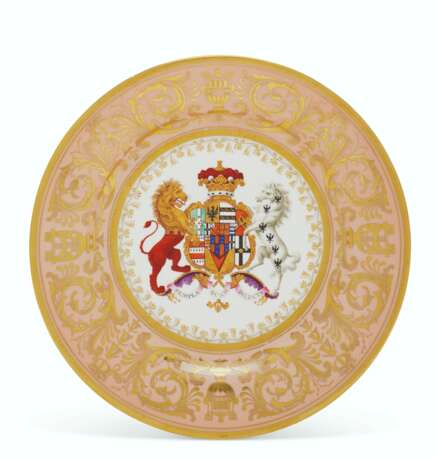 A WORCESTER (FLIGHT, BARR & BARR) PORCELAIN ARMORIAL PEACH-GROUND PLATE FROM 'THE STOWE SERVICE' - Foto 1