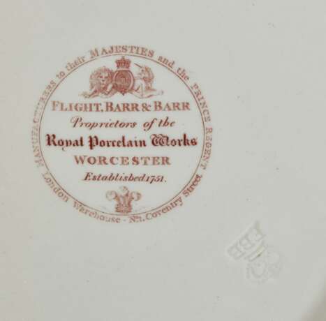 A WORCESTER (FLIGHT, BARR & BARR) PORCELAIN ARMORIAL PEACH-GROUND PLATE FROM 'THE STOWE SERVICE' - photo 2