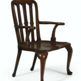A PAIR OF GEORGE II SOLID MAHOGANY HALL ARMCHAIRS - Foto 3