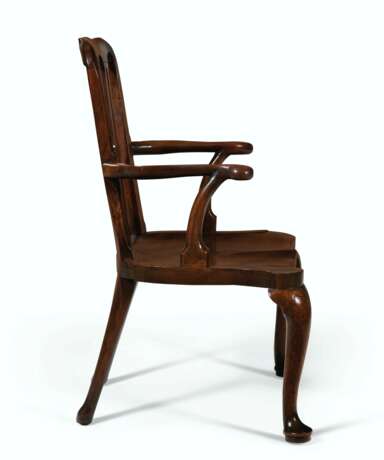 A PAIR OF GEORGE II SOLID MAHOGANY HALL ARMCHAIRS - Foto 4