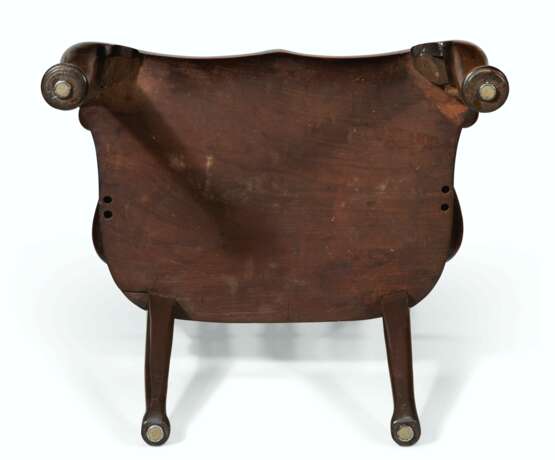 A PAIR OF GEORGE II SOLID MAHOGANY HALL ARMCHAIRS - photo 6