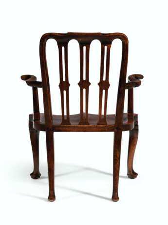 A PAIR OF GEORGE II SOLID MAHOGANY HALL ARMCHAIRS - Foto 5