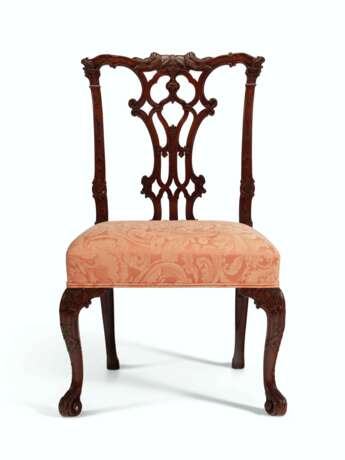 A SET OF FOUR GEORGE III MAHOGANY SIDE CHAIRS - Foto 2