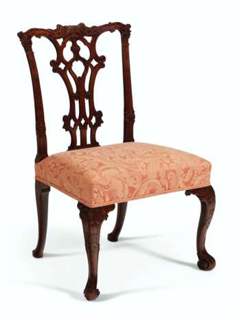 A SET OF FOUR GEORGE III MAHOGANY SIDE CHAIRS - Foto 3