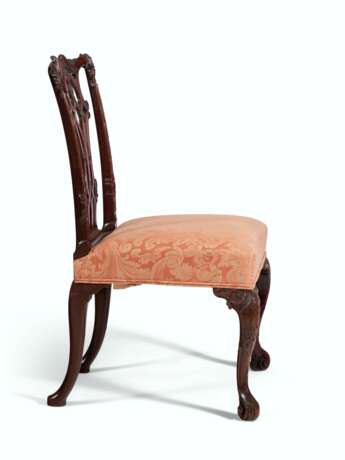 A SET OF FOUR GEORGE III MAHOGANY SIDE CHAIRS - Foto 4