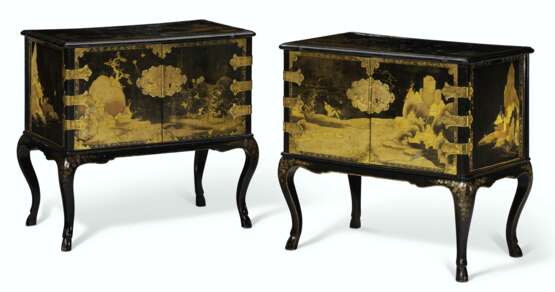 A PAIR OF JAPANESE BLACK AND GILT-LACQUER AND JAPANNED CABINETS-ON-STANDS - фото 1