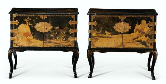 A PAIR OF JAPANESE BLACK AND GILT-LACQUER AND JAPANNED CABINETS-ON-STANDS - фото 2