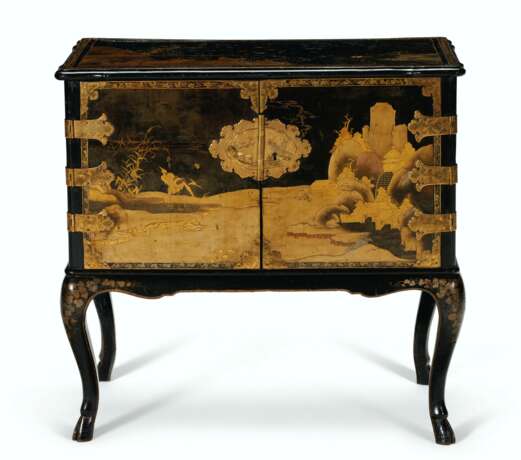 A PAIR OF JAPANESE BLACK AND GILT-LACQUER AND JAPANNED CABINETS-ON-STANDS - фото 3