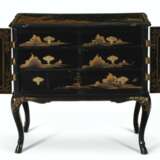 A PAIR OF JAPANESE BLACK AND GILT-LACQUER AND JAPANNED CABINETS-ON-STANDS - Foto 4